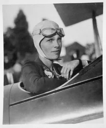 Amelia Earhart (1897-1937) dans un avion d